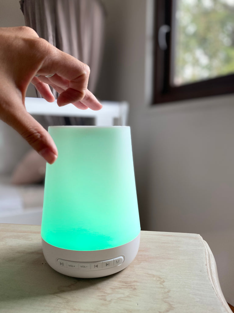 Máquina de Ruido blanco y Lámpara de noche manejable por wifi.